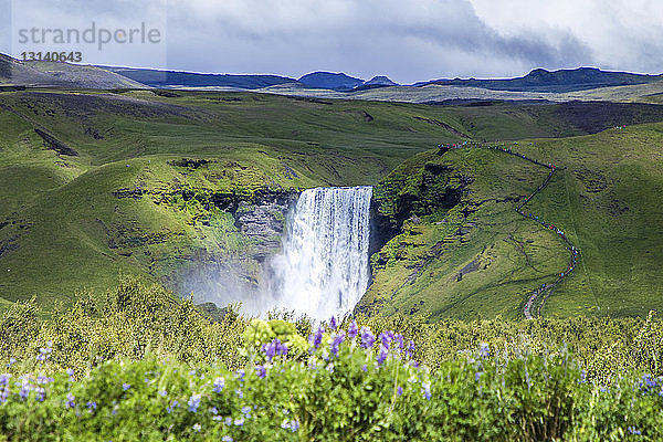 Hoher Winkel majestätischer Blick auf den Wasserfall