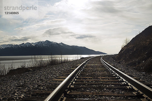 Eisenbahnschienen vom Meer gegen den Himmel