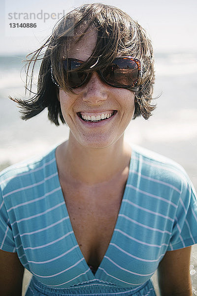 Nahaufnahme einer fröhlichen Frau am Strand