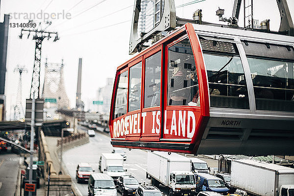 Touristen in Luftseilbahn in der Stadt unterwegs