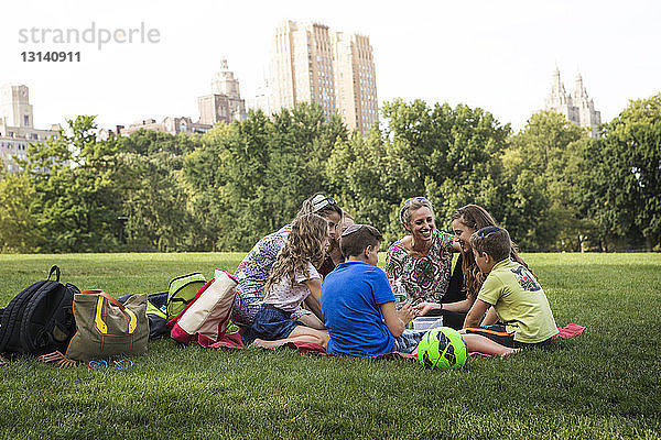 Familie und Freunde genießen Picknick im Stadtpark