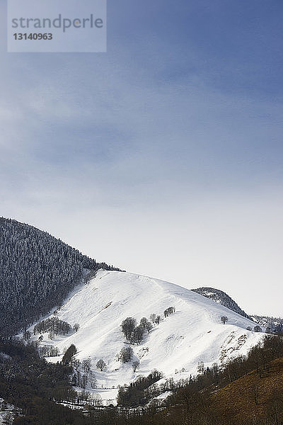 Landschaftliche Ansicht des Berges gegen den Himmel im Winter
