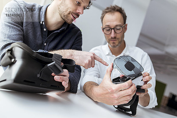 Ingenieure untersuchen Virtual-Reality-Simulatoren im Büro