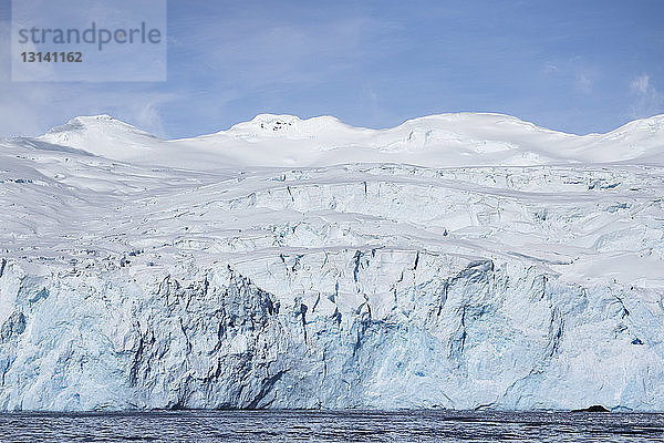 Landschaftliche Ansicht von Gletscher und Meer gegen den Himmel