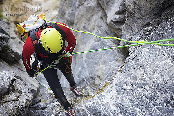 Hochwinkelaufnahme eines Wanderers  der Berge besteigt