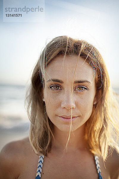 Nahaufnahme-Porträt einer schönen Frau am Strand