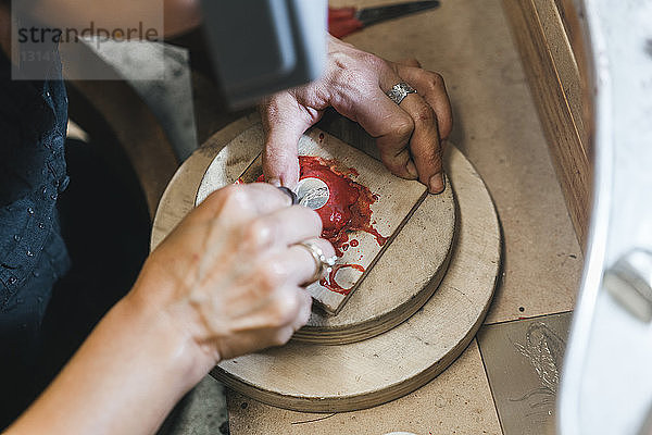 Mitten in der Werkstatt von Handwerkerinnen bei der Herstellung von Schmuckdesigns