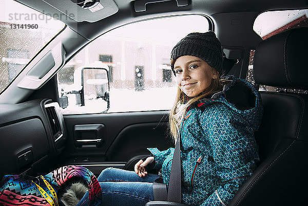 Porträt eines im Auto sitzenden Mädchens