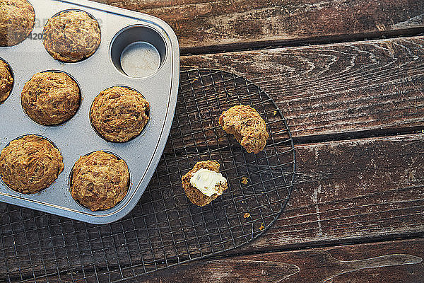 Draufsicht auf Muffins auf Holztisch