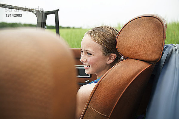 Nahaufnahme eines lächelnden Mädchens  das im Auto sitzt