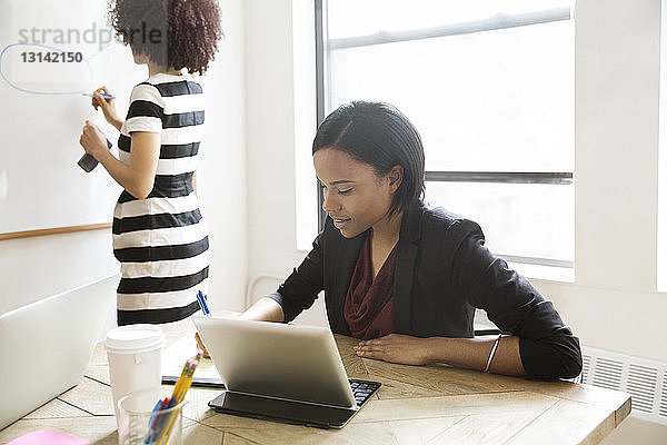 Geschäftsfrauen arbeiten im Sitzungssaal des Kreativbüros