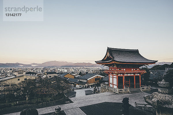 Kiyomizu-dera-Tempel gegen den Himmel in der Stadt
