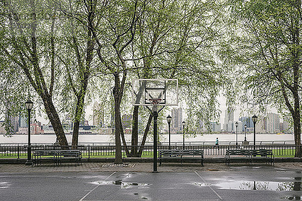 Basketballkorb im Park gegen Bäume in der Stadt