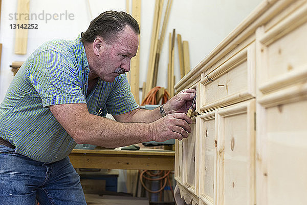 Schreiner bei der Herstellung von Möbeln in der Werkstatt