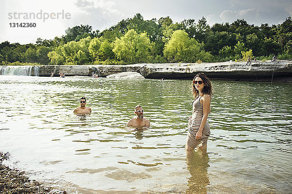 Porträt einer Frau mit Freunden im Fluss
