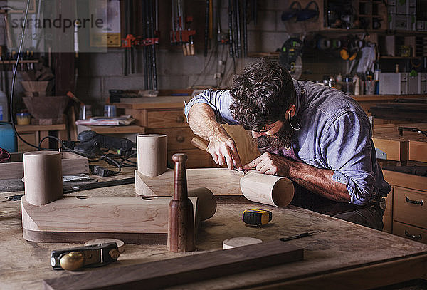 Schreiner bei der Herstellung von Holzmöbeln in der Werkstatt