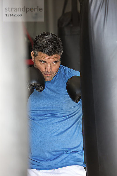 Boxer beim Üben im Fitnessstudio