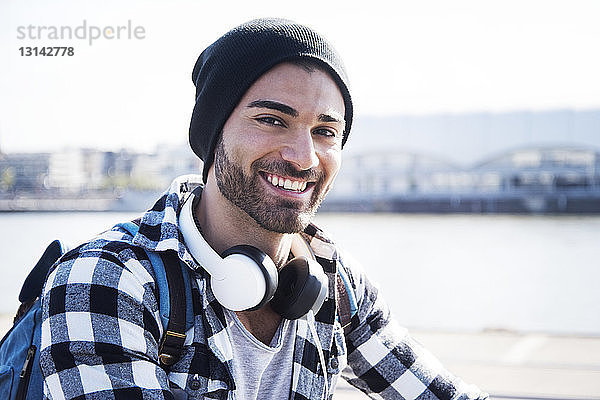 Nahaufnahme-Porträt eines lächelnden Mannes mit Kopfhörer