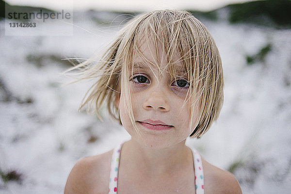 Porträt eines selbstbewussten Mädchens am Strand
