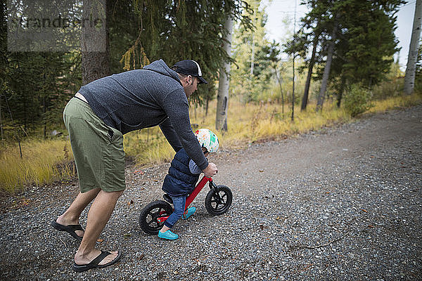 Vater lehrt Sohn Fahrradfahren auf der Straße
