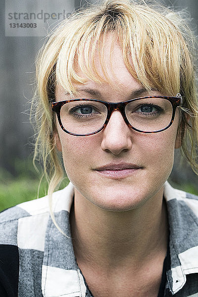 Nahaufnahme-Portrait einer Frau mit Brille