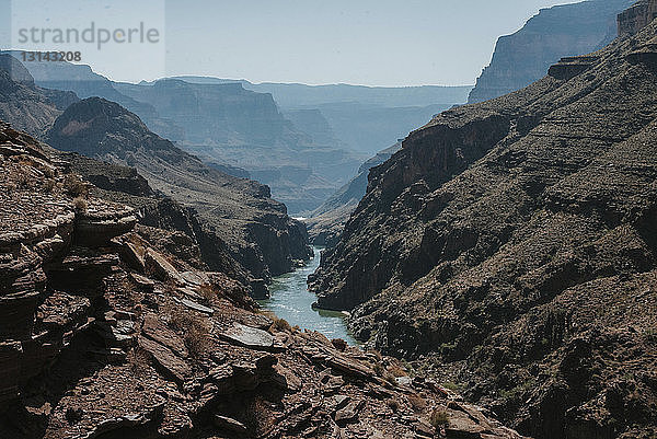 Panoramablick auf den Fluss inmitten der Berge im Grand Canyon National Park