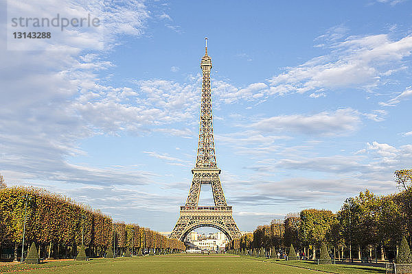 Eiffelturm gegen bewölkten Himmel am sonnigen Tag