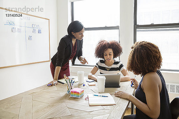 Geschäftsfrauen diskutieren Strategie im Sitzungssaal