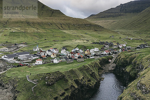 Hochwinkelansicht eines Dorfes gegen die Berge