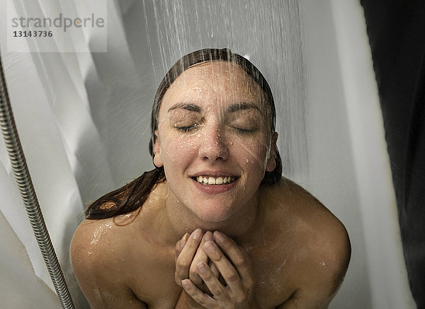 Junge Frau unter der Dusche