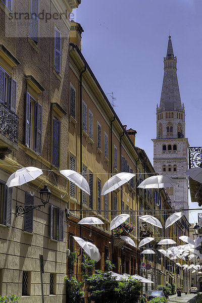 Italien  Emilia Romagna  Modena  aufgehängter Regenschirm  Glockenturm der Kathedrale im Hintergrund