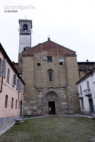 Italien  Lombardei  Pavia  Basilika San Michele Maggiore  eine mittelalterliche romanische Kirche  in der Friedrich I.  der Barbarossa  am 17. April 1155 zum König von Italien gekrönt wurde. Seitenfassade