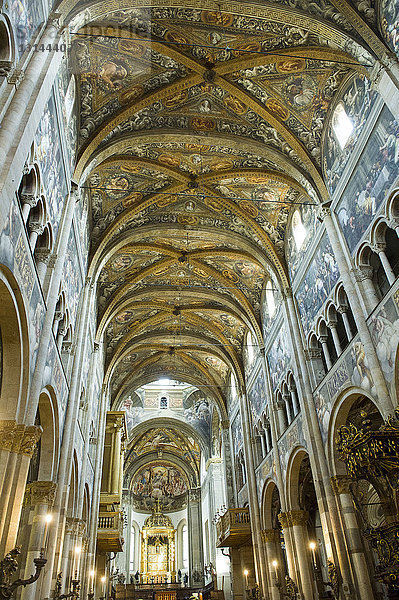 Italien  Emilia Romagna  Parma  Kathedrale S. Maria Assunta  Flachreliefs von Benedetto Antelami  Zeugnisse romanischer Kunst und grandiose Fresken von Antonio Allegri  bekannt als Correggio.