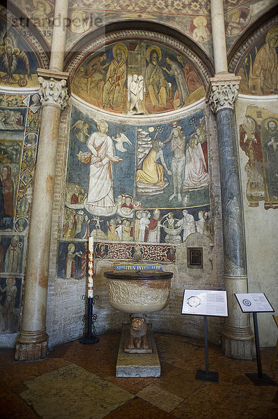 Italien  Emilia Romagna  Parma  Taufkapelle von Benedetto Antelami verordnet den Übergang von der römischen zur gotischen Zeit
