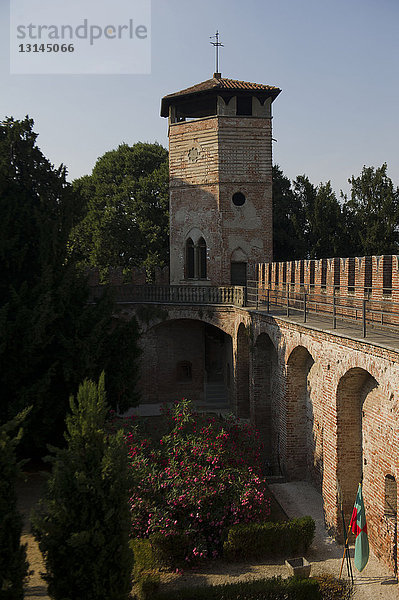 Italien  Lombardei  Urgnano  Rocca Viscontea oder Castello Albani wurde im vierzehnten Jahrhundert auf mittelalterlicher Grundlage erbaut. Es war im Besitz von Bartolomeo Colleoni und Gian Gerolamo Albani. Wappen Bartolomeo Colleoni