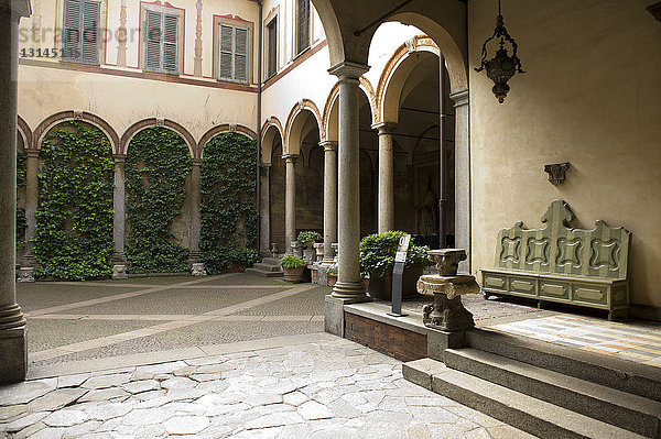 Italien  Lombardei  Mailand  Casa Atellani ist fünfzehnten Jahrhundert  wo Leonardo da Vinci lebte und im Garten ist sein Weinberg. Ein Innenhof ist fünfzehnten und ein bramantesco.