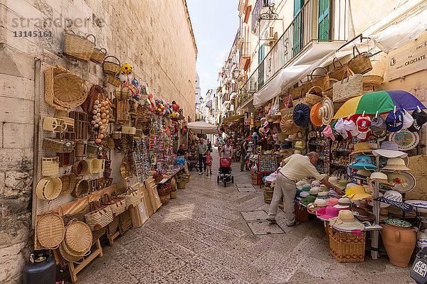 Italien  Apulien  Bari  Souvenirläden in der Altstadt
