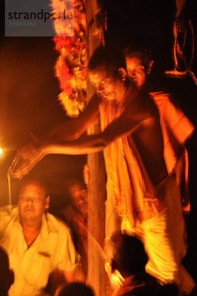 Indien  Orissa  Rananpur  traditionelles Fest  Feuerritus