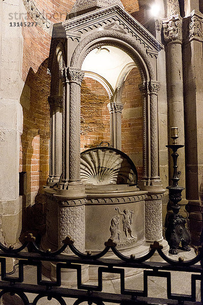 Italien  Lombardei  Pavia  Basilika San Michele Maggiore  eine mittelalterliche romanische Kirche  in der Friedrich I.  der Barbarossa  am 17. April 1155 zum König von Italien gekrönt wurde.