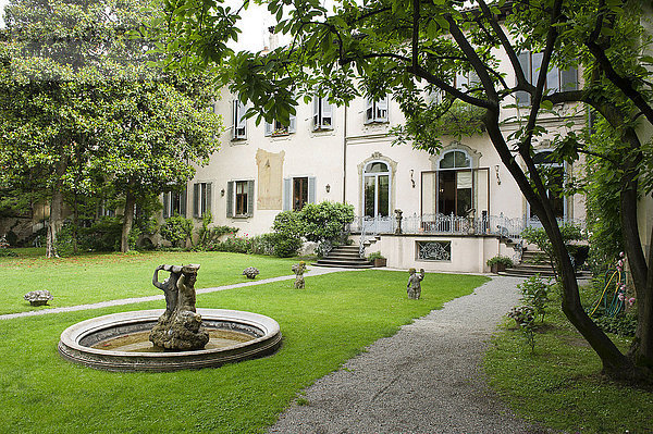 Italien  Lombardei  Mailand  Casa Atellani ist fünfzehnten Jahrhundert  wo Leonardo da Vinci lebte und im Garten ist sein Weinberg. Ein Innenhof ist fünfzehnten und ein bramantesco.