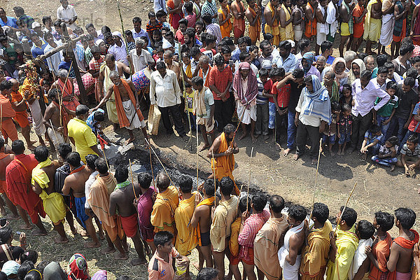 Indien  Orissa  Rananpur  traditionelles Fest  Feuerritus