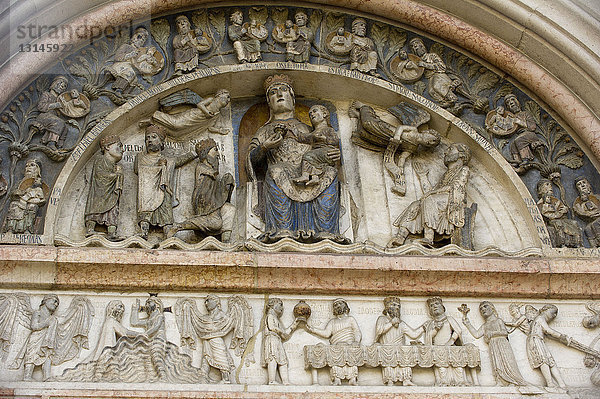 Italien  Emilia Romagna  Parma  das Baptisterium von Benedikt Antelami beschließt den Übergang von der römischen zur gotischen Epoche.