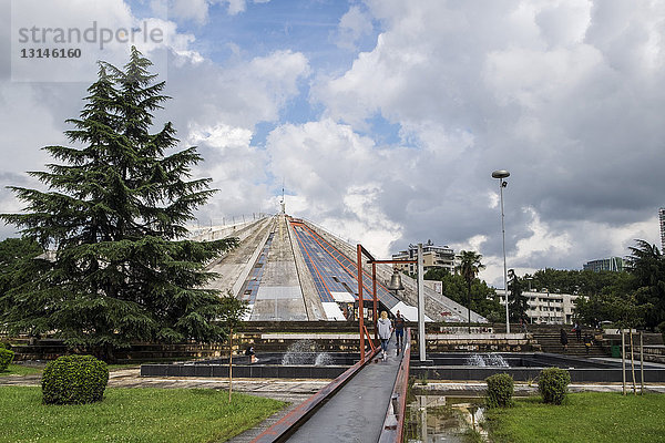 Albanien  Tirana  Pyramide  Qendra Nderkombetare und Kultures Arbnori  Internationales Zentrum für Kultur.