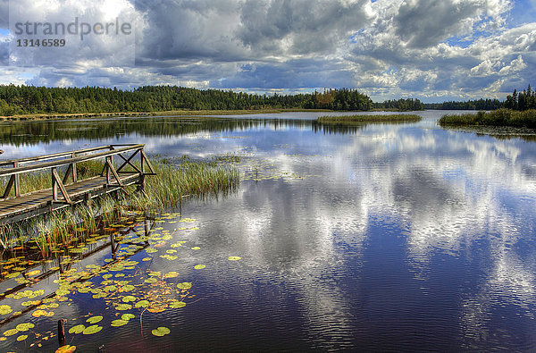 Strandpromenade  Karahulter See  Smaland  Schweden  Europa