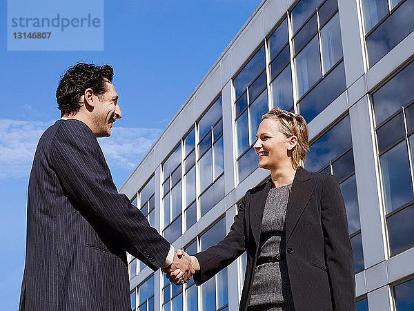 Geschäftsmann und Frau vor einem Büro
