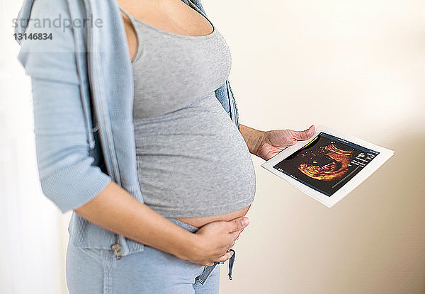 Schwangere Frau mit Sonogramm