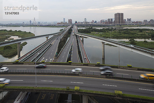 Verkehr auf erhöhten Autobahnen  Taipeh  Taiwan  China