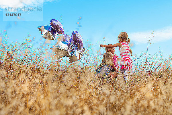 Mädchen spielen mit Luftballon  Mt Diablo State Park  Kalifornien  USA