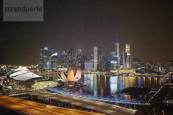 Blick auf das Hafenviertel und die Wolkenkratzer bei Nacht  Singapur
