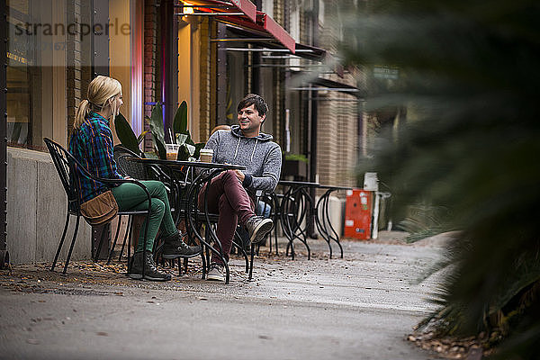 Ehepaar trinkt Kaffee in einem Straßencafé  Savannah  Georgia  USA